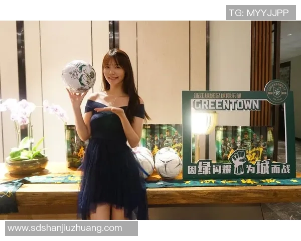 足球明星在沙滩上激情踢球广告展现运动魅力与夏日乐趣 足球明星在沙滩上激情踢球广告展现运动魅力与夏日乐趣