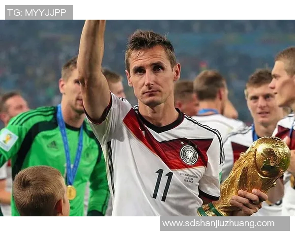 德国队足球传奇克洛泽的辉煌职业生涯与不朽进球瞬间回顾 德国队足球传奇克洛泽的辉煌职业生涯与不朽进球瞬间回顾