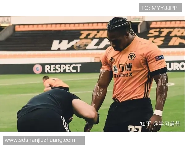 模仿足球明星球技的技巧与训练方法分享助你提升球场表现 模仿足球明星球技的技巧与训练方法分享助你提升球场表现