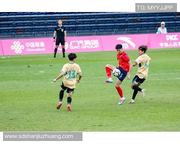 阳光帅气的足球明星男孩展现青春活力与运动激情的完美形象 阳光帅气的足球明星男孩展现青春活力与运动激情的完美形象